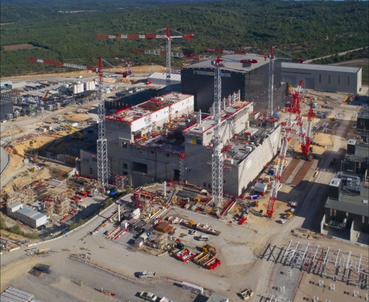 Au fil d’une décennie de chantier de la centrale d’ITER, des grues exclusivement Potain